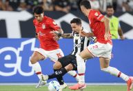 Botafogo vence Estudiantes em jogo emocionante e segue vivo na Libertadores