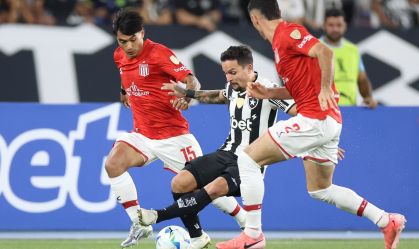 Botafogo durante disputa de bola contra o Estudiantes