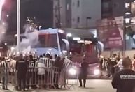 Botafoguenses confundem ônibus e fazem festa para time do Estudiantes