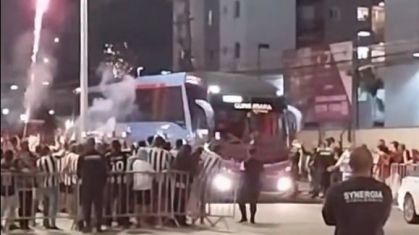 Chegada do ônibus do Estudiantes é comemorada por botafoguenses