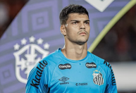 Cantor gospel cobra dívida de goleiro do Santos: "precisa virar homem"