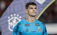 Cantor gospel cobra dívida de goleiro do Santos: "precisa virar homem"