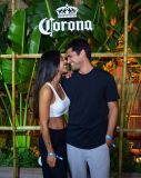 Bruno Gissoni e Yanna Lavigne chegam para assistir show de Lady Gaga