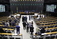 Deputados faltam sessão semipresencial e podem ter desconto no salário