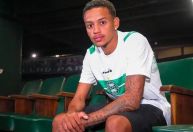 Jogador emprestado pelo São Paulo leva socos e garrafadas em Curitiba