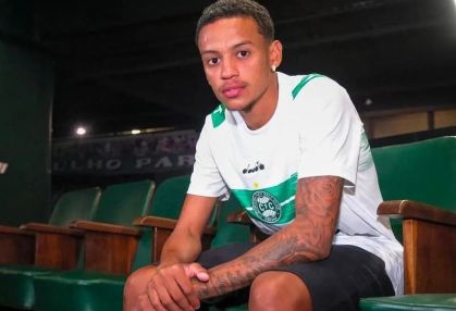 Caio Matheus leva socos e garrafadas durante confusão em Curitiba