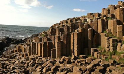 Calçada dos Gigantes: conheça enigma geológico da costa irlandesa