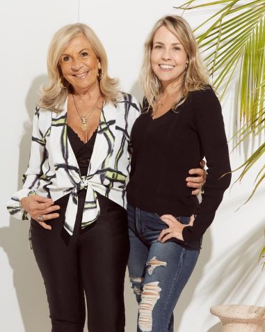 Camila Fraga e sua mãe Beth Fraga • CNN/Reprodução