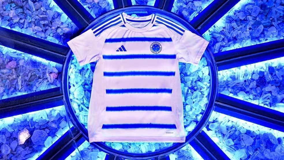 Cruzeiro lança camisa com homenagem ao hino do clube; veja