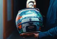 Kimi Antonelli homenageia Ayrton Senna com capacete especial no GP de Ímola