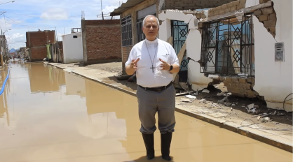 Robert Prevost, hoje papa Leão XIV, em meio a enchente no Peru, em 2023.