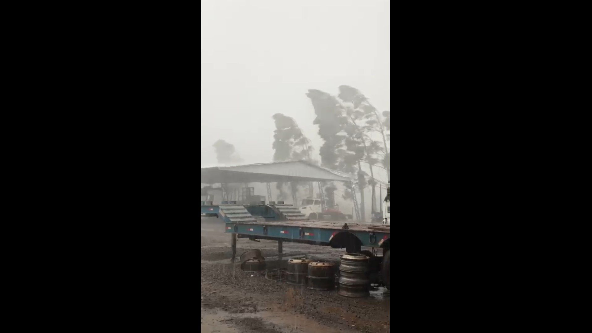Momento em que o pavilhão desaba após passagem de tornado no norte do Rio Grande do Sul