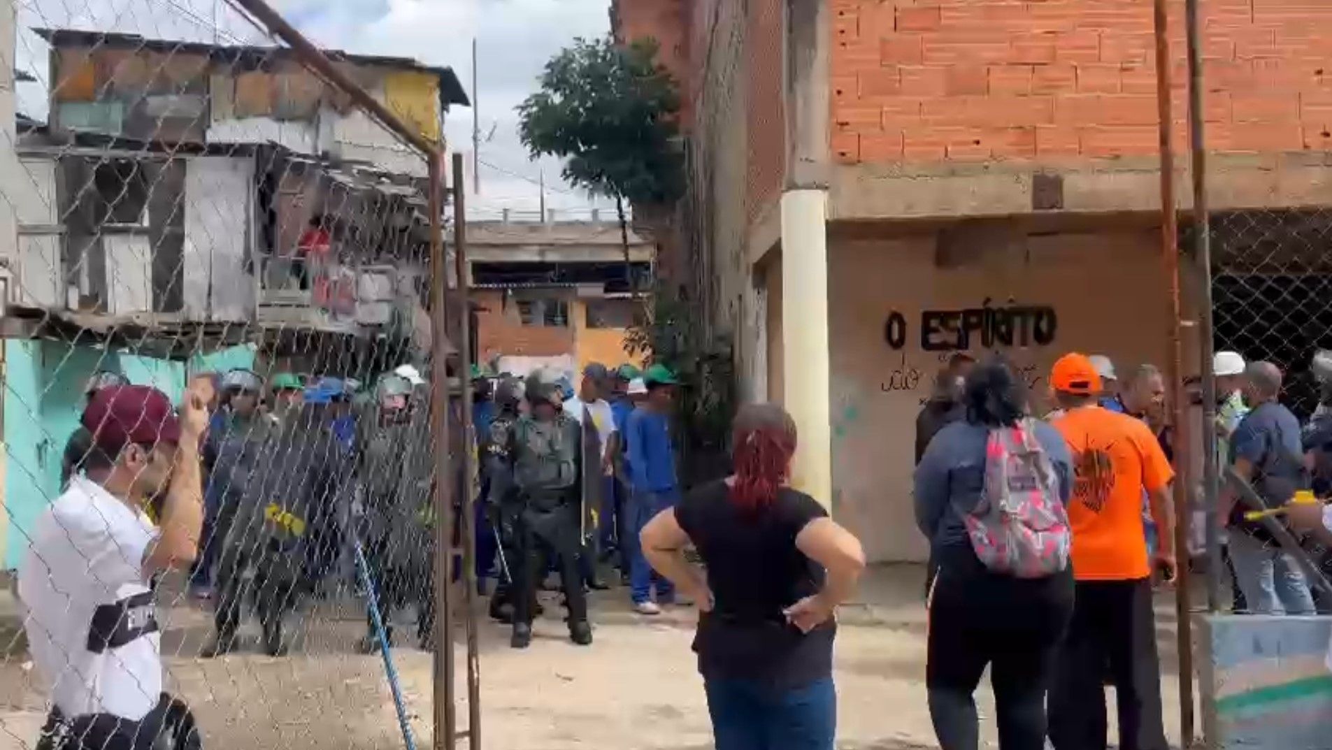 Movimentação policial durante operação na Favela do Moinho, em São Paulo