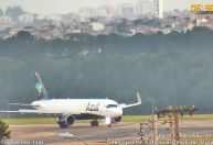 Passageira passa mal e deita no chão de avião durante pouso em SP; ouça