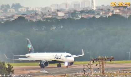 Passageira passa mal e deita no chão de avião durante pouso em SP; ouça