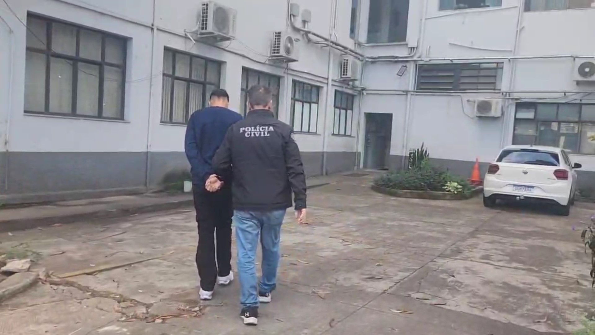 Momento em que um dos adolescentes é levado à delegacia no RJ