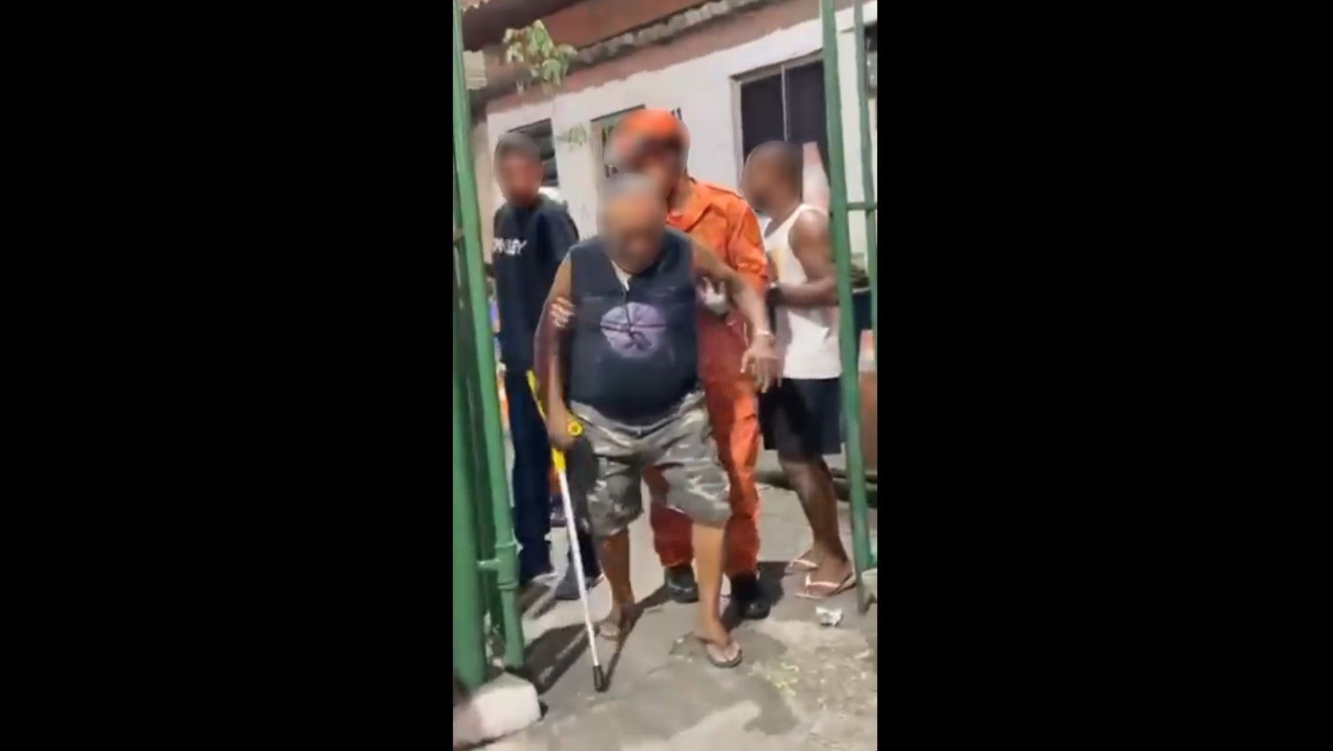 Idoso foi resgatado pelo Corpo de Bombeiros após as agressões