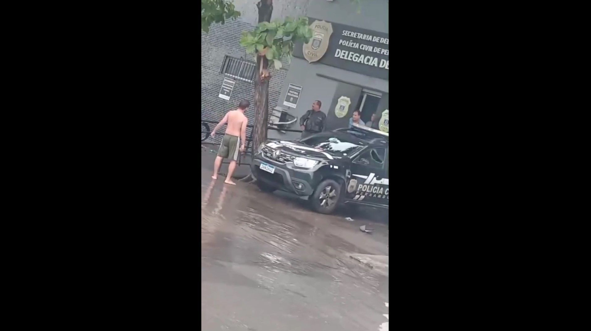 Vídeo mostra homem depredando viatura da Polícia Civil no Recife