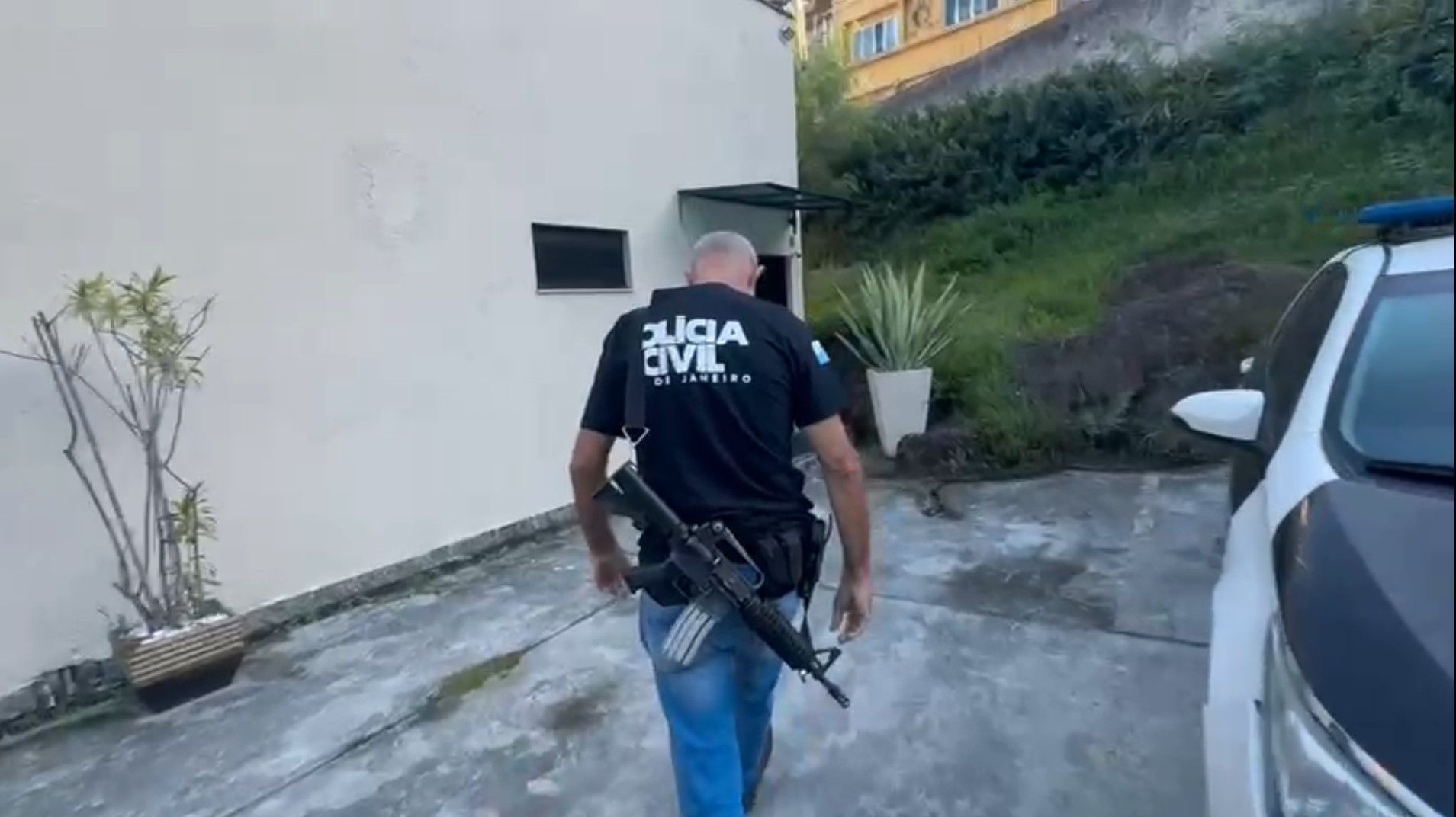 Policiais fazem operação na clínica do médico no RJ