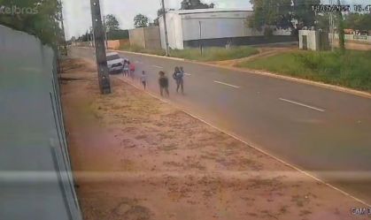 Vídeo: Caminhonete atropela grupo de pedestres no Maranhão; mulher morreu
