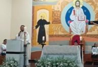 Vídeo: Homem é morto perto de igreja e fiéis entram em pânico durante missa