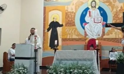 Vídeo: Homem é morto perto de igreja e fiéis entram em pânico durante missa