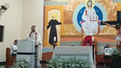 Padre rezava missa quando fiéis se assustaram com os disparos