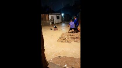 Momento em que o motociclista é resgatado após enxurrada em Alagoas