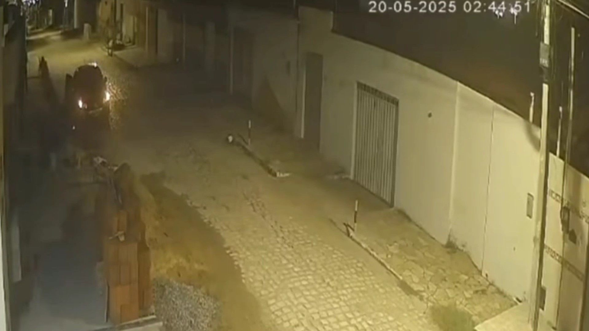 Câmera de segurança registrou o momento em que os criminosos deixam o local após o assalto