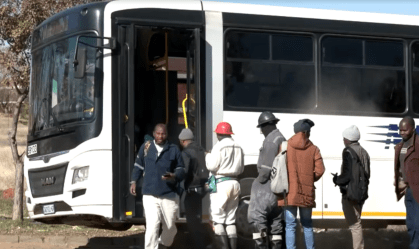 África do Sul: trabalhadores são resgatados depois de horas presos em mina
