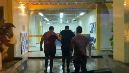 Momento em que o adolescente é levado à delegacia no RJ