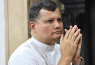 Padre desaparecido é encontrado preso em telhado