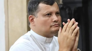 Padre desaparecido é encontrado preso em telhado