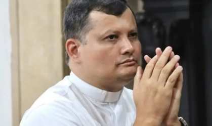 Padre desaparecido é encontrado preso em telhado