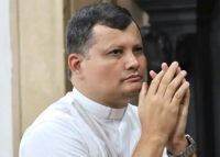 Padre desaparecido é encontrado preso em telhado