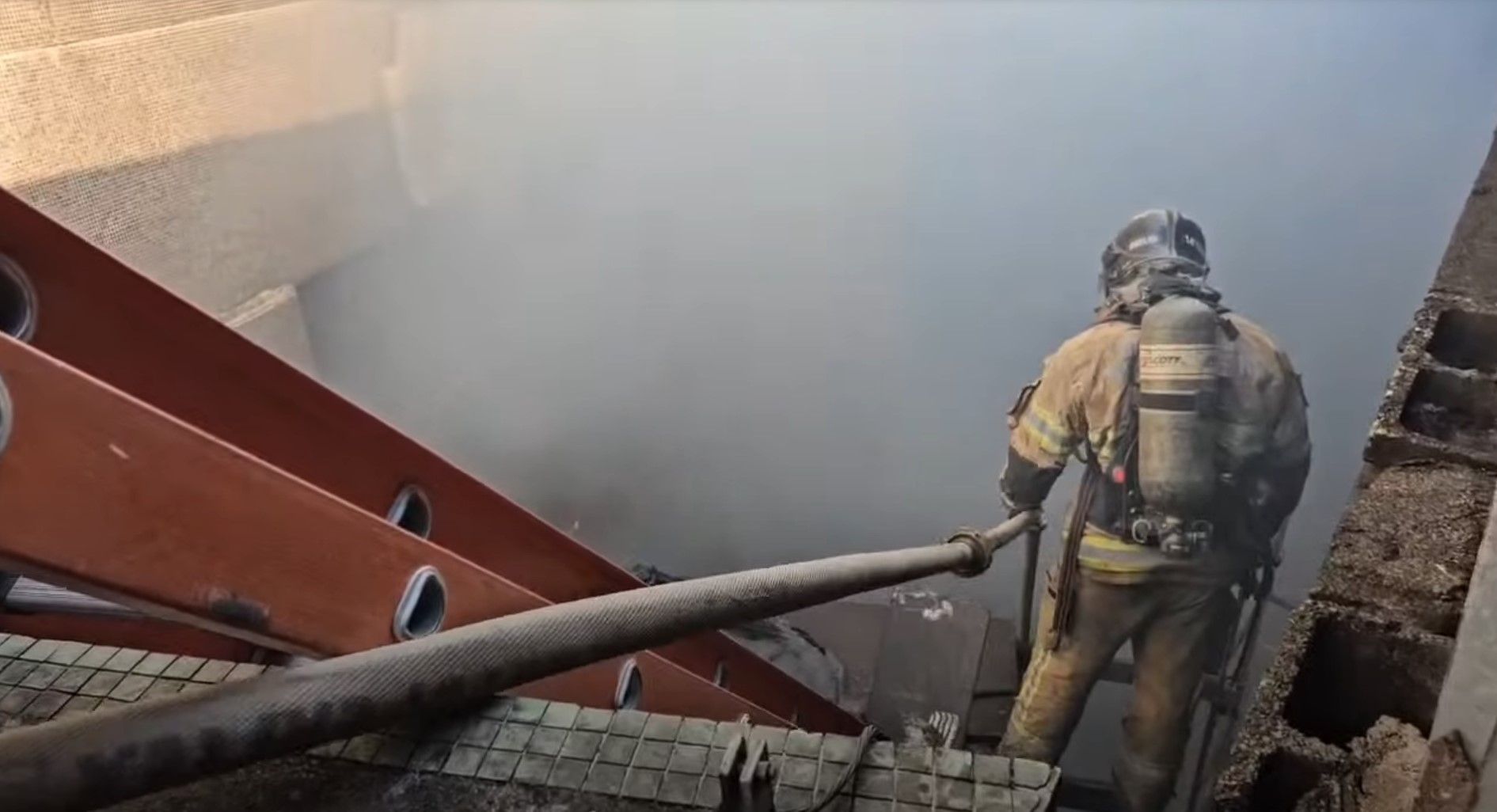 Equipes do Corpo de Bombeiros atuam para evitar focos secundários de incêndio