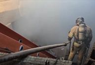 Bombeiros fazem rescaldo após incêndio de grande proporção no RJ