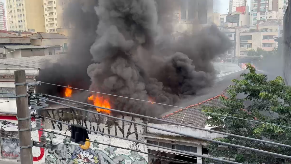 Vídeo: Incêndio atinge galpão no bairro da Liberdade em São Paulo