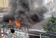 Vídeo: incêndio atinge galpão no bairro da Liberdade, em São Paulo