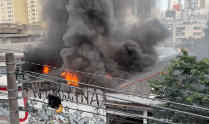 Vídeo: Incêndio atinge galpão no bairro da Liberdade em São Paulo