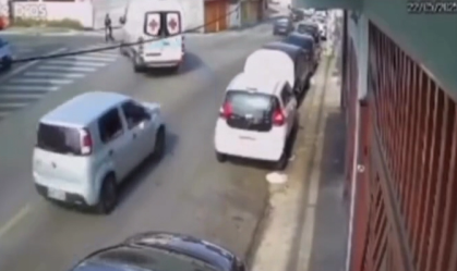 Vídeo: Ambulância atropela mulher e criança em faixa de pedestres