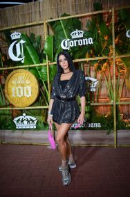 Atriz Carol Castro chega para assistir show de Lady Gaga