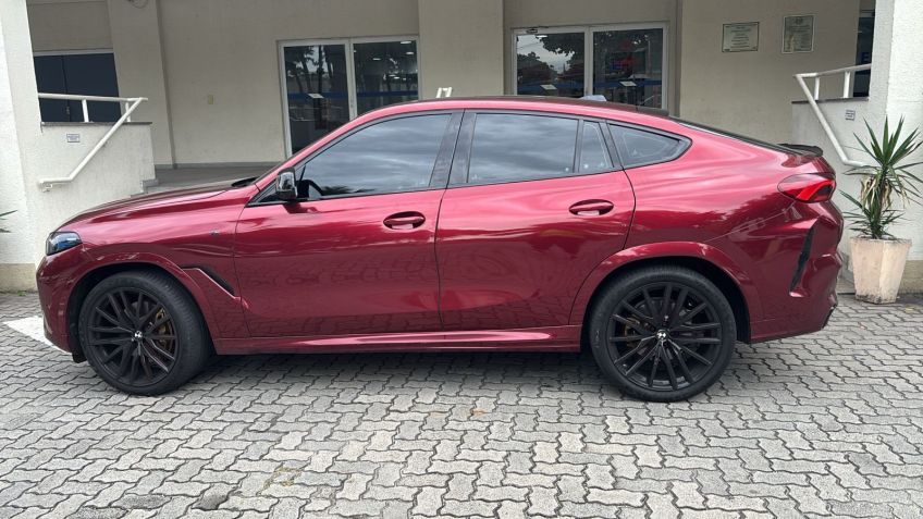 A Justiça do Rio de Janeiro autorizou, nesta quarta-feira (13), o cantor Marlon Brendon Coelho Couto, conhecido como MC Poze do Rodo, a retomar sua agenda de shows fora do estado e determinou a devolução de sua BMW X6, apreendida em operação da Polícia Civil que resultou em sua prisão em maio deste ano.