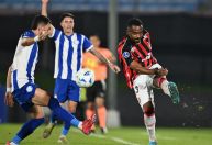 Vitória vence Cerro Largo, ganha a 1ª na Sul-Americana e respira no Grupo B