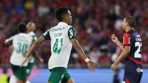 Estevão comemora gol