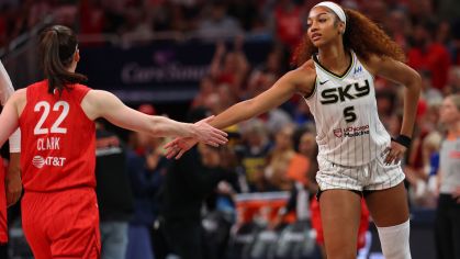 Caitlin Clark e Angel Reese durante partida