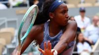 Coco Gauff esquece raquetes, mas estreia com vitória em Roland Garros