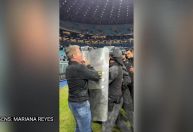 Cartola do Grêmio joga nota de R$2 para arbitragem após eliminação