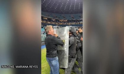 Cartola do Grêmio joga nota de R$2 para arbitragem após eliminação