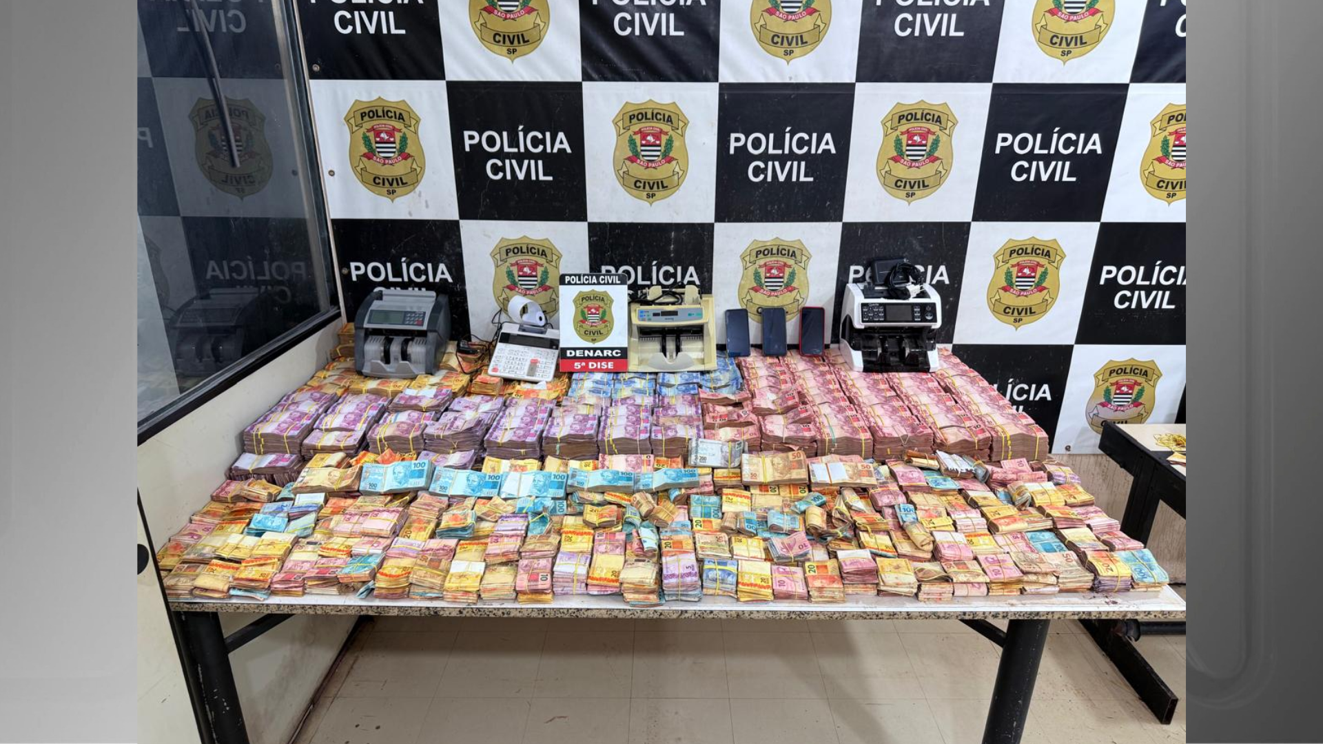 Imagens mostram drogas e equipamentos apreendidos em operação do Denarc